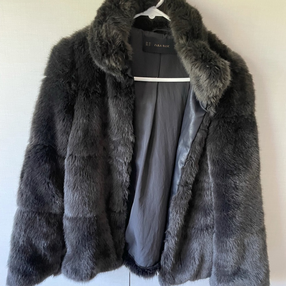 Zara Faux Fur coat. size: XS. Color: black.
